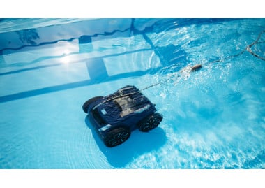 ROBOT LIMPIAFONDOS PARA PISCINA O LIMPIEZA MANUAL: ¿CUÁNDO COMPENSA CADA OPCIÓN?
